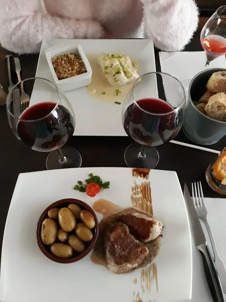 Morceau de Cochon Poisson Et Vin Rouge Espagnol